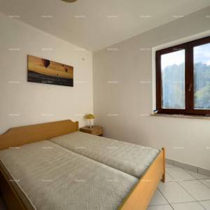 Prodajemo kuću sa sedam apartmana na velikoj okućnici sa bazenom i garažom. Banjole