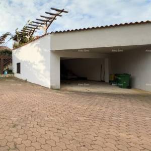 Prodajemo kuću sa sedam apartmana na velikoj okućnici sa bazenom i garažom. Banjole