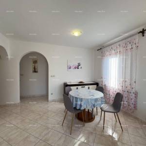 Prodajemo kuću sa sedam apartmana na velikoj okućnici sa bazenom i garažom. Banjole