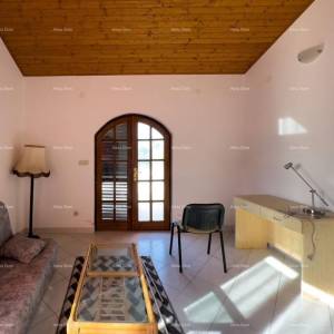 Prodajemo kuću sa sedam apartmana na velikoj okućnici sa bazenom i garažom. Banjole