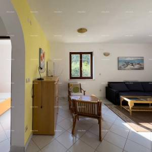 Prodajemo kuću sa sedam apartmana na velikoj okućnici sa bazenom i garažom. Banjole