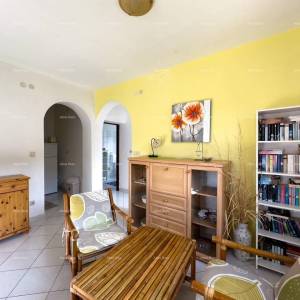 Prodajemo kuću sa sedam apartmana na velikoj okućnici sa bazenom i garažom. Banjole