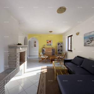 Prodajemo kuću sa sedam apartmana na velikoj okućnici sa bazenom i garažom. Banjole