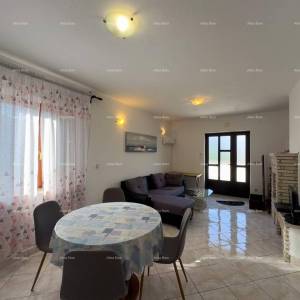 Prodajemo kuću sa sedam apartmana na velikoj okućnici sa bazenom i garažom. Banjole