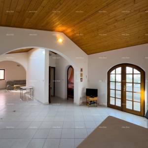 Prodajemo kuću sa sedam apartmana na velikoj okućnici sa bazenom i garažom. Banjole