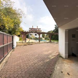 Prodajemo kuću sa sedam apartmana na velikoj okućnici sa bazenom i garažom. Banjole