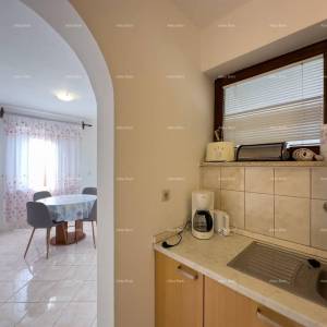 Prodajemo kuću sa sedam apartmana na velikoj okućnici sa bazenom i garažom. Banjole