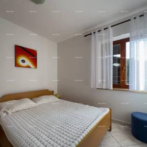 Prodajemo kuću sa sedam apartmana na velikoj okućnici sa bazenom i garažom. Banjole