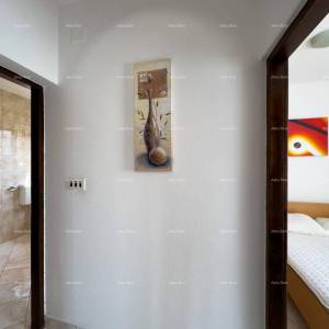 Prodajemo kuću sa sedam apartmana na velikoj okućnici sa bazenom i garažom. Banjole