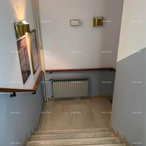 Prodajemo poslovni prostor u centru Pule. Pješačka zona.