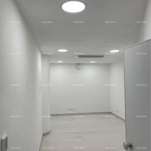 Prodajemo poslovni prostor u centru Pule. Pješačka zona.