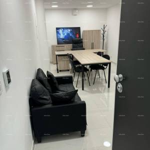 Prodajemo poslovni prostor u centru Pule. Pješačka zona.