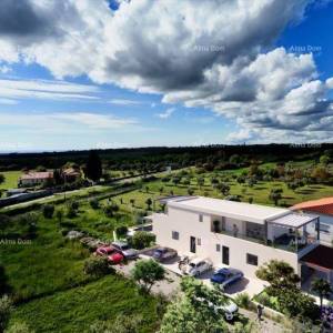 Prodajemo prekrasnu  duplex kuću sa bazenom i sa pogledom na more i Brijune, u Galižani