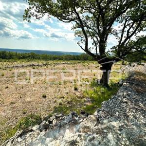 Prostano građevinsko zemljište s pogledom na more 8600m2