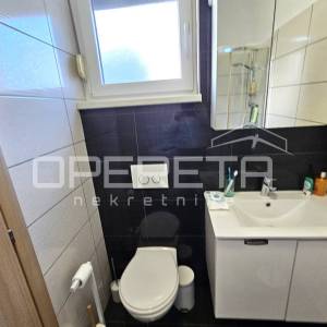 Prostran stan s bazenom i parkingom, 81,20 m2, Okrug Gornji