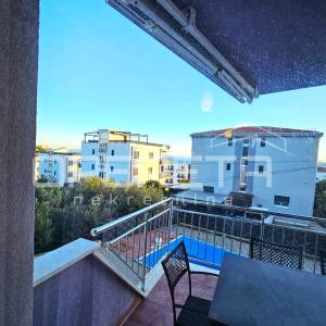 Prostran stan s bazenom i parkingom, 81,20 m2, Okrug Gornji