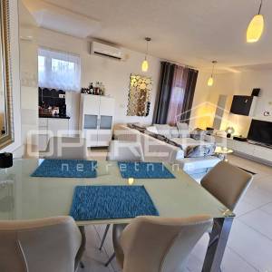 Prostran stan s bazenom i parkingom, 81,20 m2, Okrug Gornji