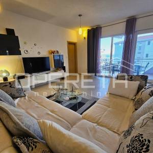 Prostran stan s bazenom i parkingom, 81,20 m2, Okrug Gornji