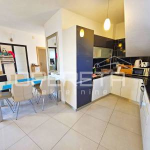 Prostran stan s bazenom i parkingom, 81,20 m2, Okrug Gornji