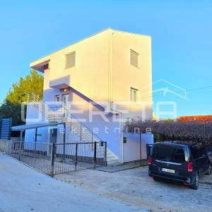 Prostran stan s bazenom i parkingom, 81,20 m2, Okrug Gornji