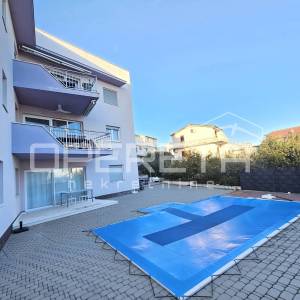 Prostran stan s bazenom i parkingom, 81,20 m2, Okrug Gornji