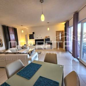 Prostran stan s bazenom i parkingom, 81,20 m2, Okrug Gornji