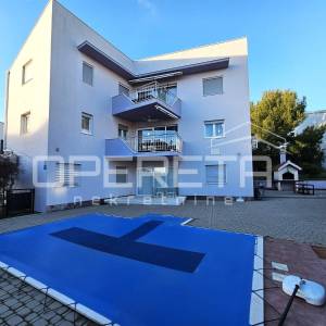 Prostran stan s bazenom i parkingom, 81,20 m2, Okrug Gornji