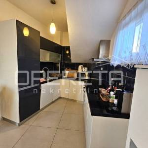 Prostran stan s bazenom i parkingom, 81,20 m2, Okrug Gornji