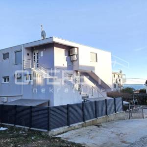 Prostran stan s bazenom i parkingom, 81,20 m2, Okrug Gornji