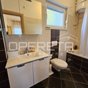 Prostran stan s bazenom i parkingom, 81,20 m2, Okrug Gornji