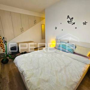 Prostran stan s bazenom i parkingom, 81,20 m2, Okrug Gornji