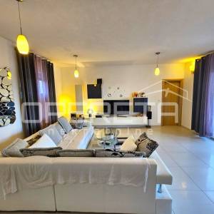 Prostran stan s bazenom i parkingom, 81,20 m2, Okrug Gornji