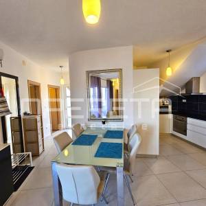 Prostran stan s bazenom i parkingom, 81,20 m2, Okrug Gornji