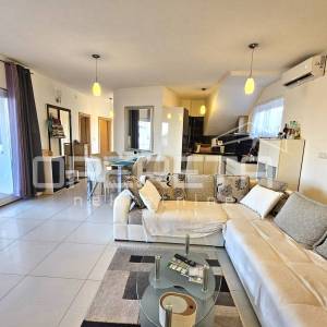 Prostran stan s bazenom i parkingom, 81,20 m2, Okrug Gornji