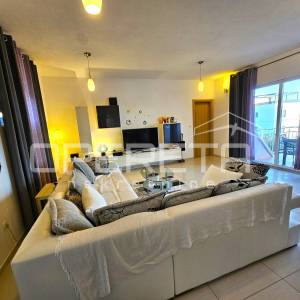 Prostran stan s bazenom i parkingom, 81,20 m2, Okrug Gornji