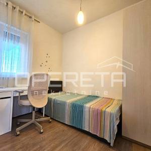 Prostran stan s bazenom i parkingom, 81,20 m2, Okrug Gornji