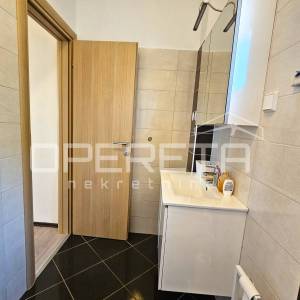 Prostran stan s bazenom i parkingom, 81,20 m2, Okrug Gornji