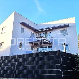 Prostran stan s bazenom i parkingom, 81,20 m2, Okrug Gornji