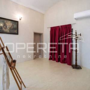 Prostrani penthouse na samoj obali Baćinskih jezera