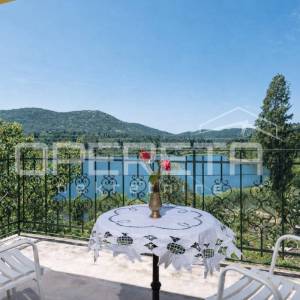 Prostrani penthouse na samoj obali Baćinskih jezera