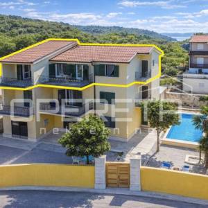Prostrani penthouse na samoj obali Baćinskih jezera