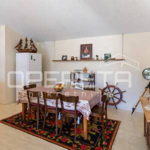 Prostrani penthouse na samoj obali Baćinskih jezera