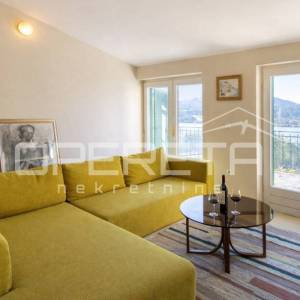 Prostrani penthouse na samoj obali Baćinskih jezera