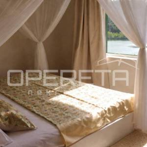 Prostrani penthouse na samoj obali Baćinskih jezera