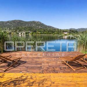 Prostrani penthouse na samoj obali Baćinskih jezera