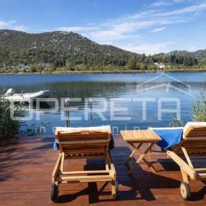 Prostrani penthouse na samoj obali Baćinskih jezera