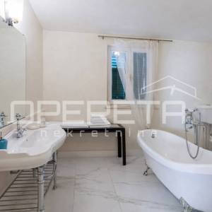 Prostrani penthouse na samoj obali Baćinskih jezera