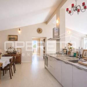 Prostrani penthouse na samoj obali Baćinskih jezera