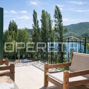 Prostrani penthouse na samoj obali Baćinskih jezera