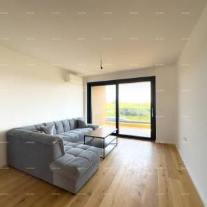 Prostrani stan u Puli s tri spavaće sobe i dvije velike terase, i modernim sadržajima blizu centra grada